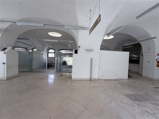 Centrale Locale Indipendente In Pietra di 6 Ambienti. 3 Esposizioni.